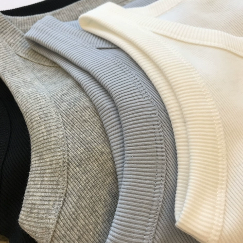 Белая майка топ без рукавов, по фигуре, красивая спина