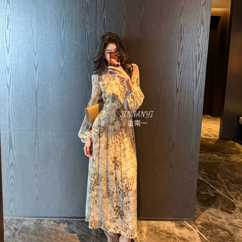 Kim Nae-Yi's Tall, Vintage-Style Floral Lantern Sleeve Dress with Pleated Details, Elegant and Slimming, Perfect for Summer Beach Vacations Kim Nae-Yi's Tall, Vintage-Style Floral Lantern Sleeve Dress with Pleated Details, Elegant and Slimming, Perfect for Summer Beach Vacations