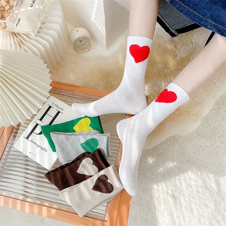 Women's Simple Style Heart Shape Cotton Crew Socks A Pair display picture 1