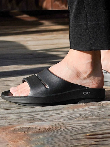 OOFOS Универсальные спортивные комфортные тапочки подходит для мужчин и женщин для отдыха для выхода на улицу