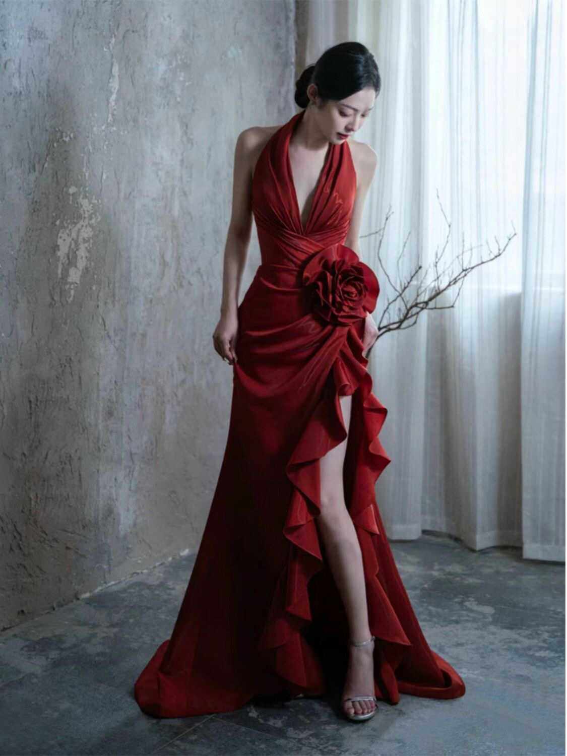 名媛范儿酒红色气质挂脖新娘结婚敬酒服开叉晨袍婚纱晚礼服高级裙,如何让你成为婚礼上的焦点?-礼服/晚装-淘宝好物网
