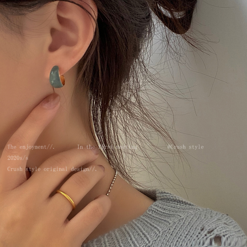 Curved oil drop earrings women's 2020 new fashion Hong Kong style retro niche design earrings small temperament earrings