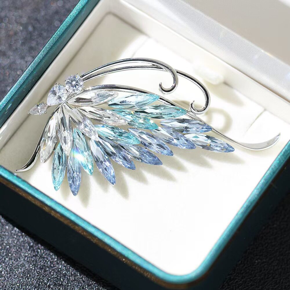 European and American style realistic butterfly brooch, three-dimensional diamond inlay, gradient color high-end brooch, fashionable and dazzling butterfly corsage