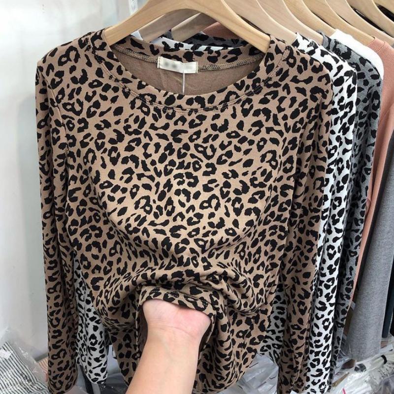 Long-Sleeve T-Shirt for Women, 2024 Autumn and Winter, New Leopard Print, Slim Fit, Korean Style, Stylish Top for Outerwear, Fashionable with Pocket Scarf