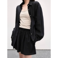 Классическое место черного рубашки