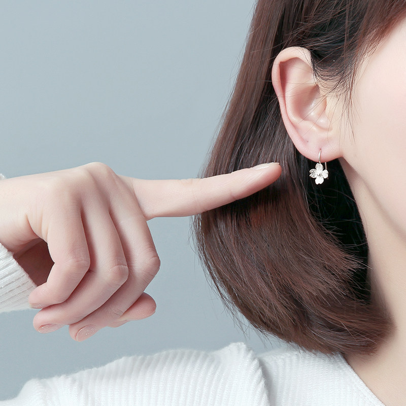 S925 S925 Small silver four - petal flower earrings Han edition fresh ear needle cold wind and niche design temperament ear crash fashion
