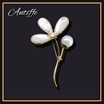 Natural mother shell brooch High-end female ins fashion personality wild suit corsage pin Luxury atmospheric clothes accessories