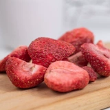 臻好恰 Обделенные клубничные хрустящие клубничные нарезанные кубиками 1 фунт.