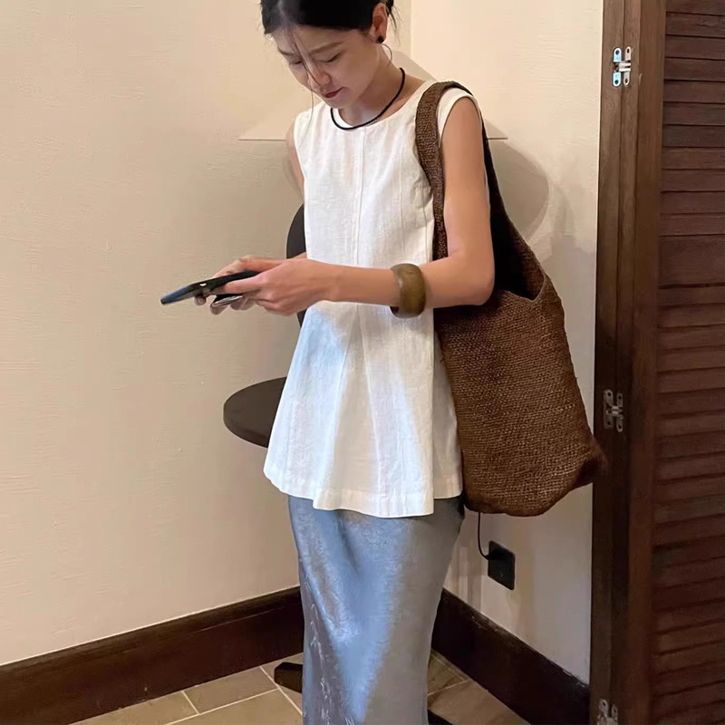 Summer New Loose Cotton and Linen Round Neck White Sleeveless Top Retro French Hollow-Out Back Button-Up Vest Shirt for Women Summer New Loose Cotton and Linen Round Neck White Sleeveless Top Retro French Hollow-Out Back Button-Up Vest Shirt for Women