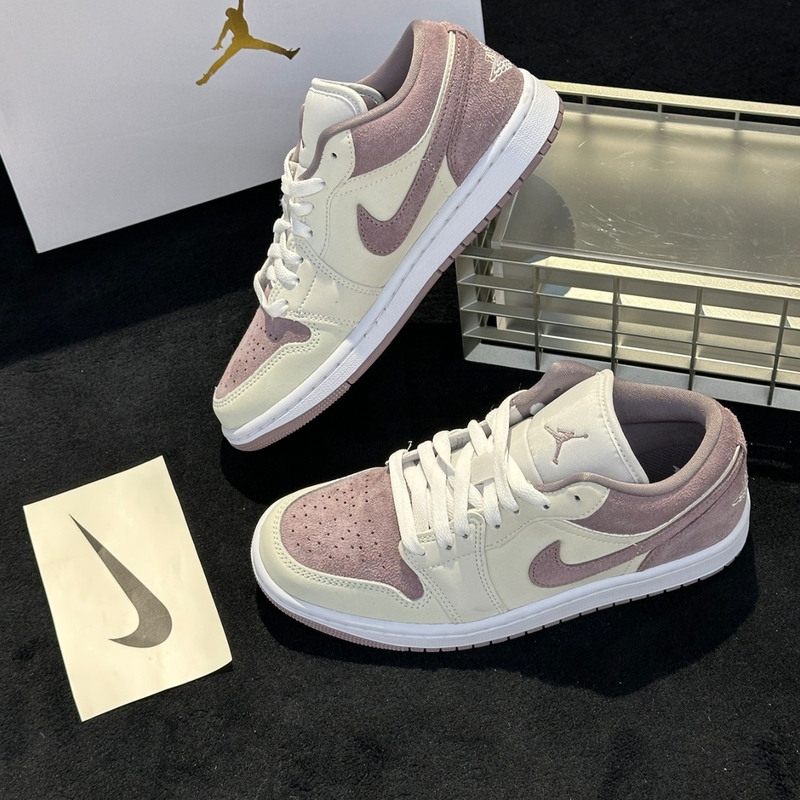 Nike a J1 Classic Versatile Low-Top Retro Basketball Shoes for Women in White and Purple Dc0774-117 Nike a J1 Classic Versatile Low-Top Retro Basketball Shoes for Women in White and Purple Dc0774-117