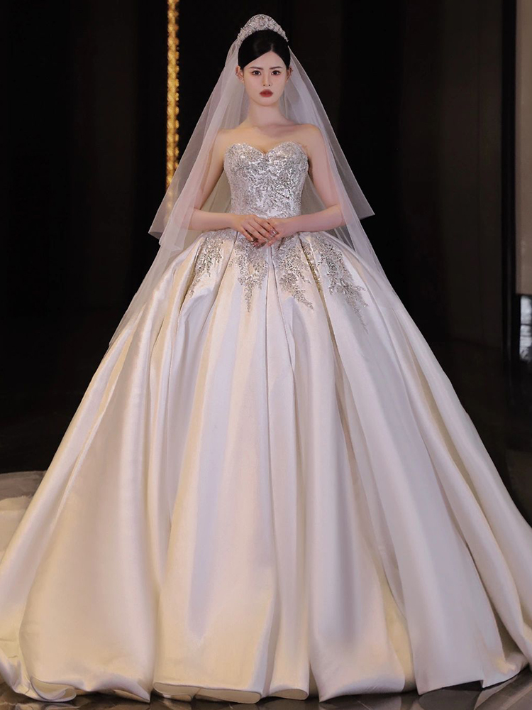  XXL weighs about 130 catties+Single -piece white wedding dress  