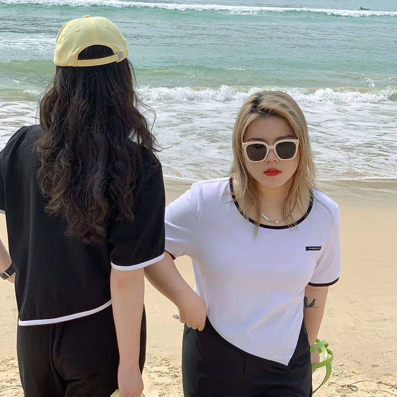 Kaka stopped eating an irregular attitude and coloured triangle and short sleeve T - shirt fat and loose blouse