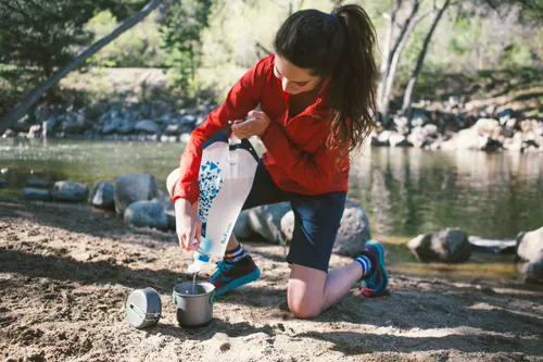 Показывал легкий походной костюм