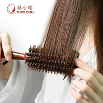 The comb curly hair combs the female family with pig mane wood combs and rolls the comb