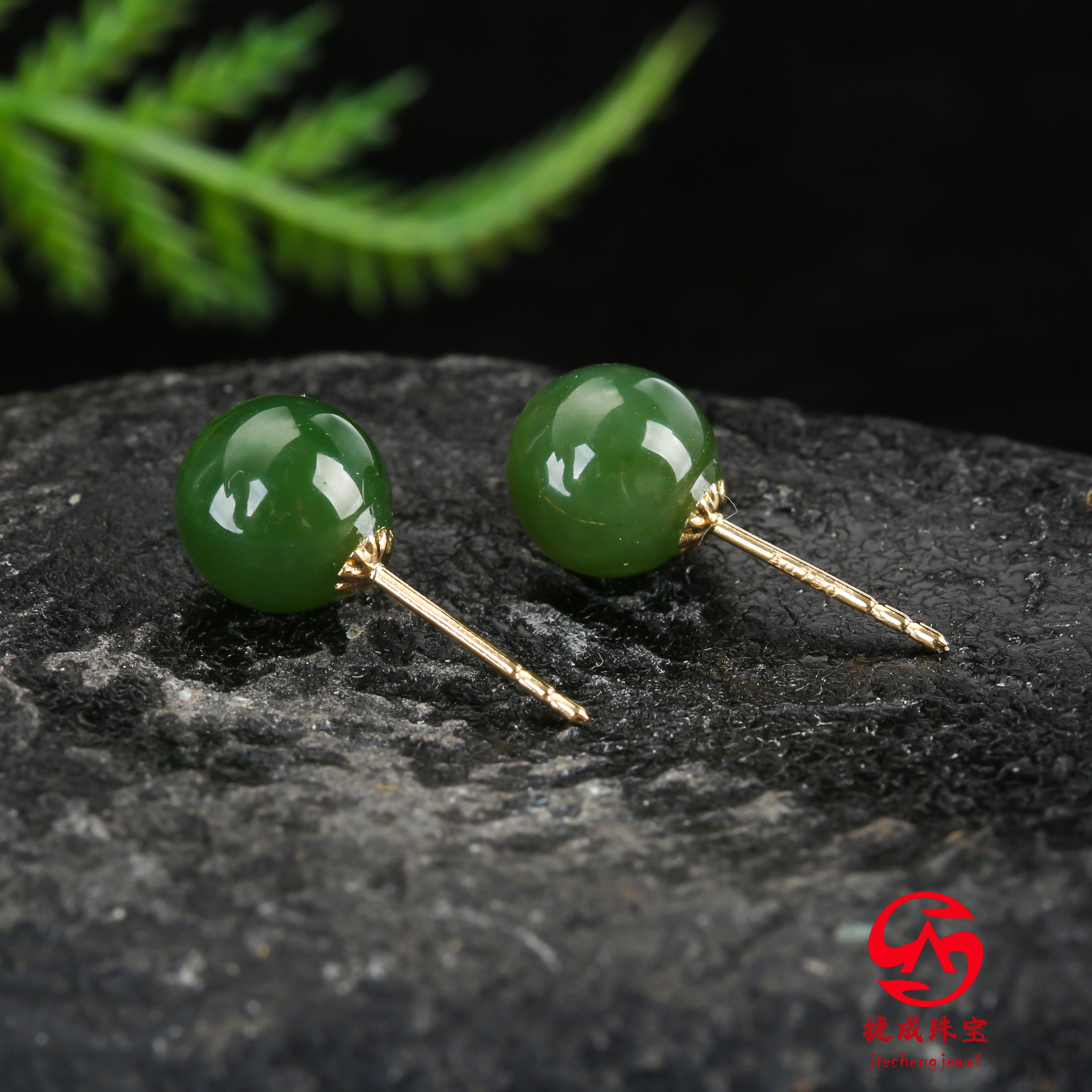 18k黄金镶嵌碧玉菠菜绿耳钉，翠绿宝石点亮你的耳朵！🌿💎-珠宝半成品-淘宝百科网