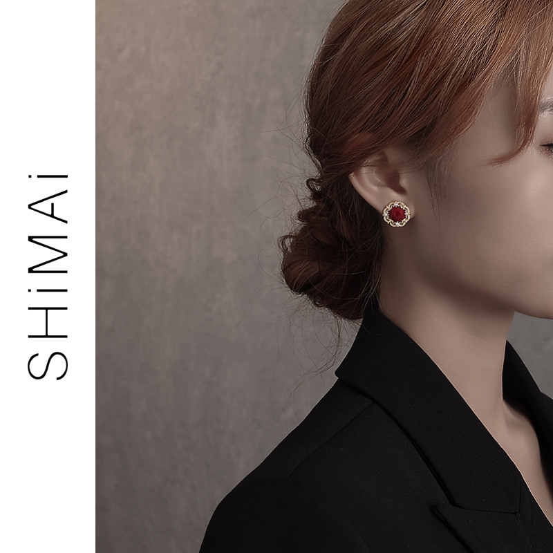 Sleeping without picking up the ear needle female personality is small and delicate red velvet earrings 925 silver pin small crowdyear earrings