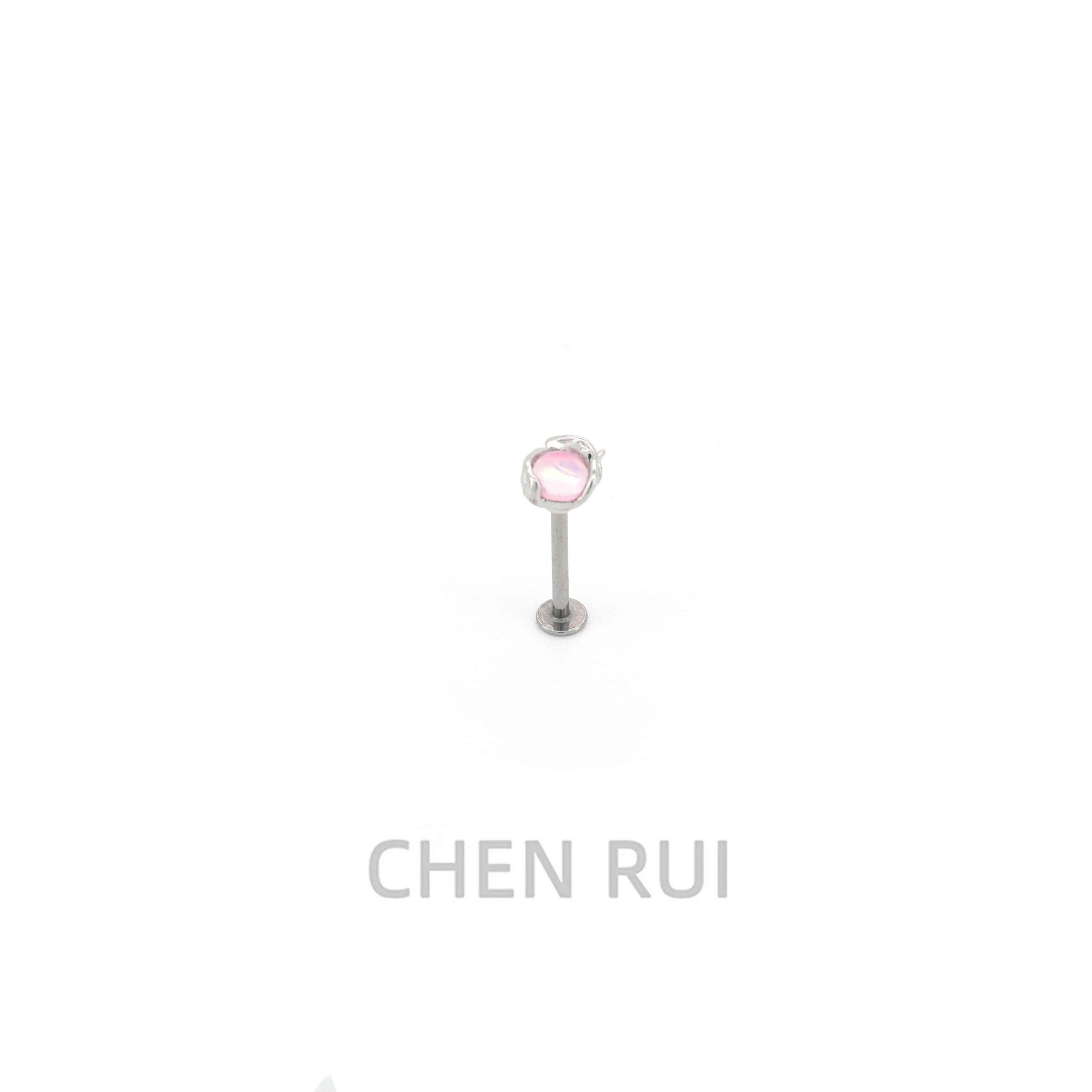 ユニークなチタン鋼製のリップスタッドデザイン。学生にも親しみやすく、サブカルチャーにインスパイアされた、高級感があり、キラキラしていてキュート。