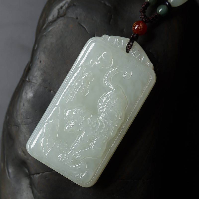 鑑別書付き本物】和田白玉虎の彫刻虎像 干支寅年 佩玉根付牌子