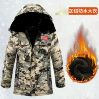 Камуфляжный утепленный пуховик, съемная шапка