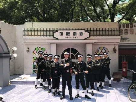 Republic of China police costumes for rent Sheriff's Royal Association Army two dogs dog legs concession patrol room costumes rental