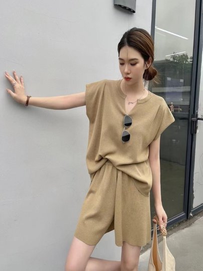 Korean Casual Sportswear Set for Women, Summer Outfit with a High-End Feel, V-Neck Short-Sleeve Top, Trendy Petite Wide-Leg Shorts Two-Piece Set
