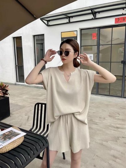 Korean Casual Sportswear Set for Women, Summer Outfit with a High-End Feel, V-Neck Short-Sleeve Top, Trendy Petite Wide-Leg Shorts Two-Piece Set