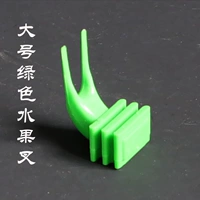 Зеленая большая вилка для фруктов