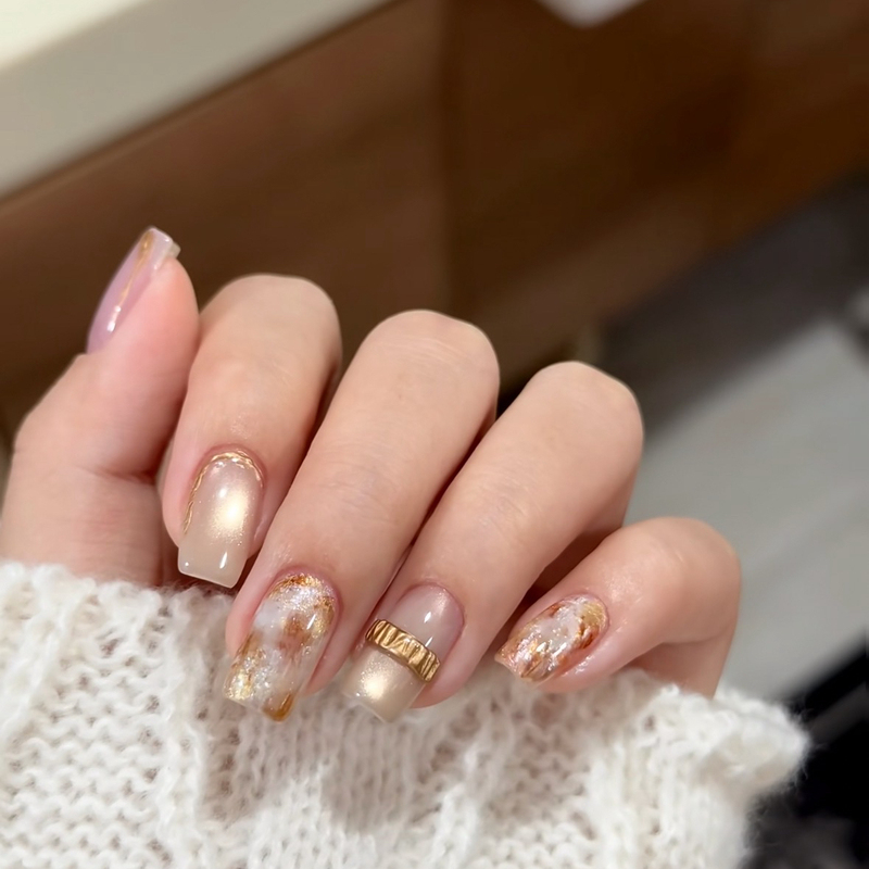 Nude Gold Foil Cat-Eye Pure Handmade Wearable Nails with a High-End Feel, Highlighting White Color with Gradient Amber Magic Mirror Powder Nail Art Fake Nail Stickers