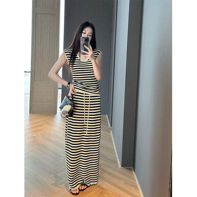 Casual Striped U-Neck Knitted Short-Sleeve Top for Women, Summer 2026, Paired with High-Waisted Slimming Bodycon Long Skirt Set