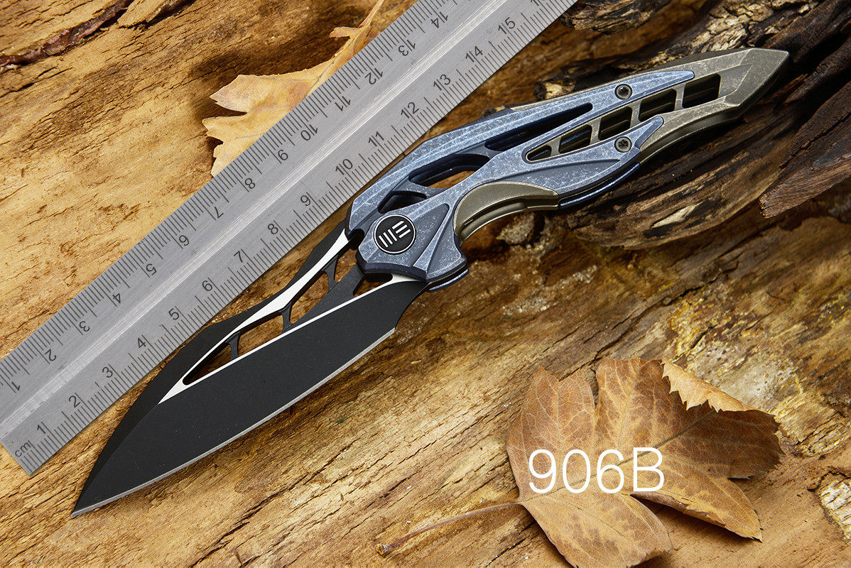 WE KNIFE Outdoor high hardness portable EDC burning titanium hollow carbon fiber handle shaped folding knife we906