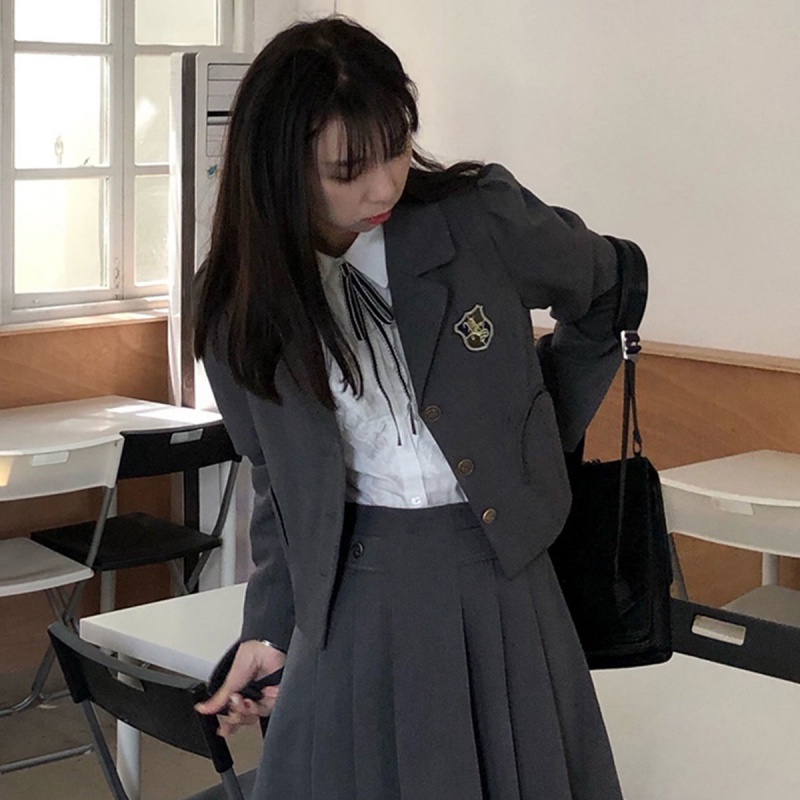 Arc Pocket Classic Retro Suit Woman 2021 New Academy Wind Small Suit Jk Half Body Dress Shirt Three Sets