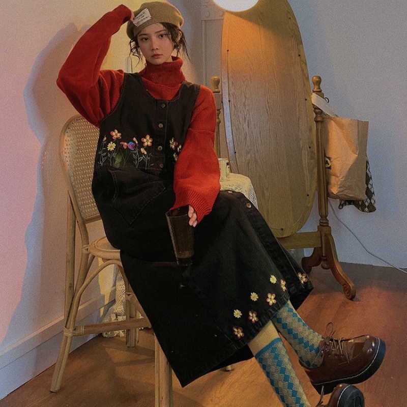 Retro mid-length loose denim suspender skirt women 2021 spring new temperament Hong Kong flavor comfortable embroidered dress