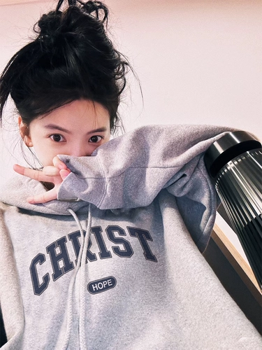 Звезда Чжан Руонан, такая же высококачественное чувство серого свитера