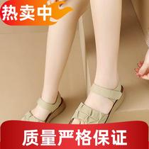 Camel middle-aged mother sandals womens summer 2024 new soft-soled thick-soled middle-aged and elderly summer flat-soled pregnant women