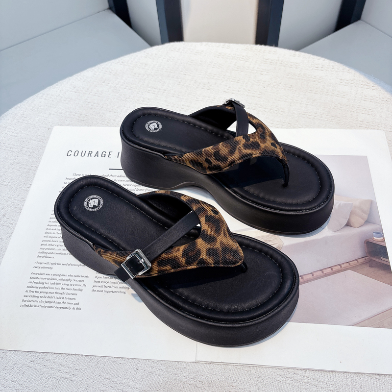 Thick-Soled Leopard Print Flip-Flops for Women, Summer 2026 New Fashion Versatile Thong Sandals, Super Popular for the Beach