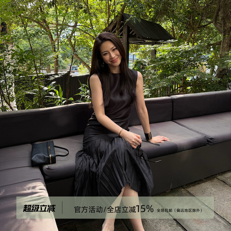 Wang Huanhuan Mslime High-End Satin Sleeveless Dress, Simple Round Neck, Pleated Hem, Slimming and Elegant Little Black Dress