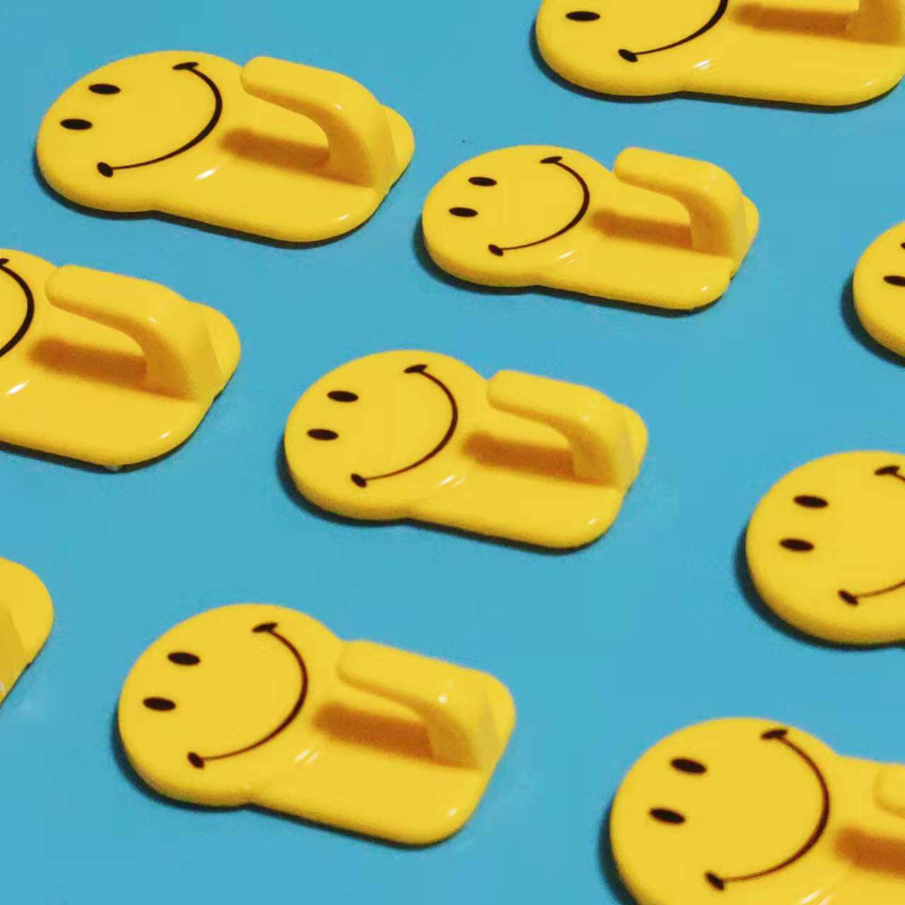 Smile face hooked cute creative adhesive wall nail-free bathroom trace plastic dormitory hook kitchen door