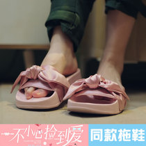 Zhao Rusi with pink bow slippers accidentally picked up Ai Gu Anxin silk loo home shoes