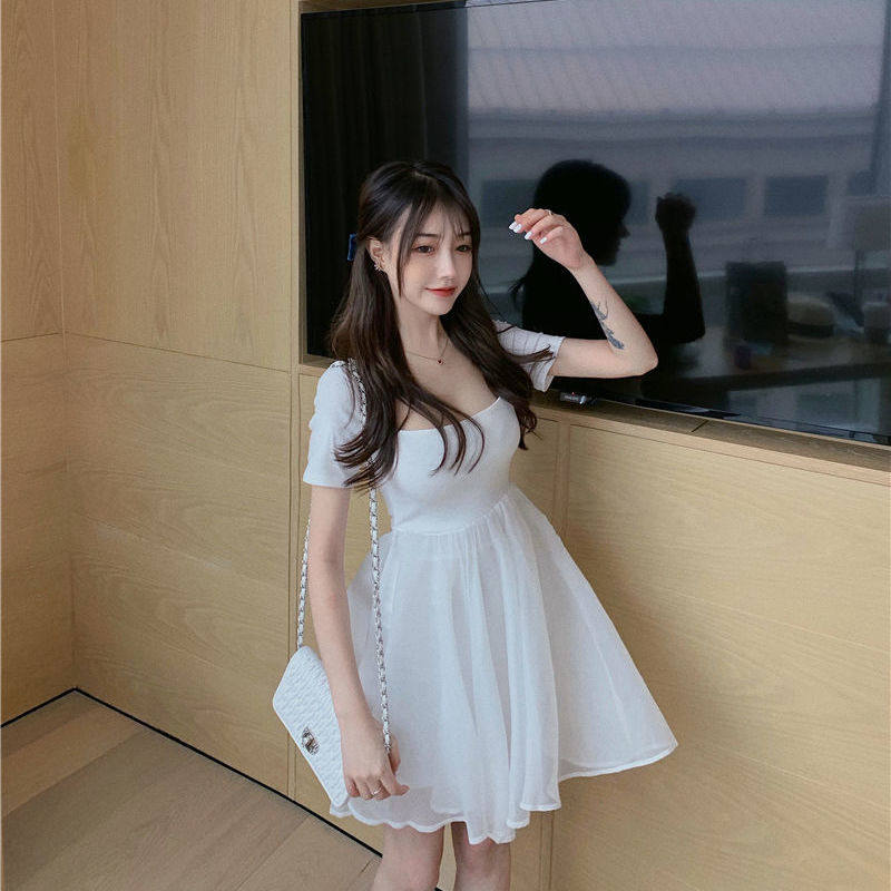 Small Andromeda 2021 Summer new Korean version of the square neckline Neckline Receiving Waist Short Sleeve Ocean Dress Woman Pompon Dress