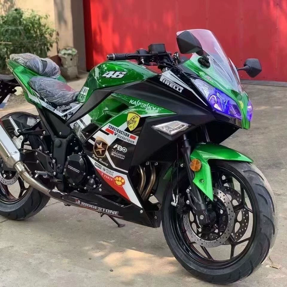 Вторичное оригинальное локомотив 200cc Маленький Ниндзя Маленький Дисплей Автомобиль Топливо Улица Транспорт Горизонтальная Линия Мотоцикл