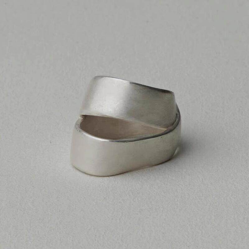 ダークカラーで渦巻き模様の、折りたたみ式の幅広リング。ミニマルなデザイン。高級感のある重ね付け可能。質感のある素材を使用。ハンドメイド。サイズ調整可能。カップル、男性、女性どちらにも適しています。