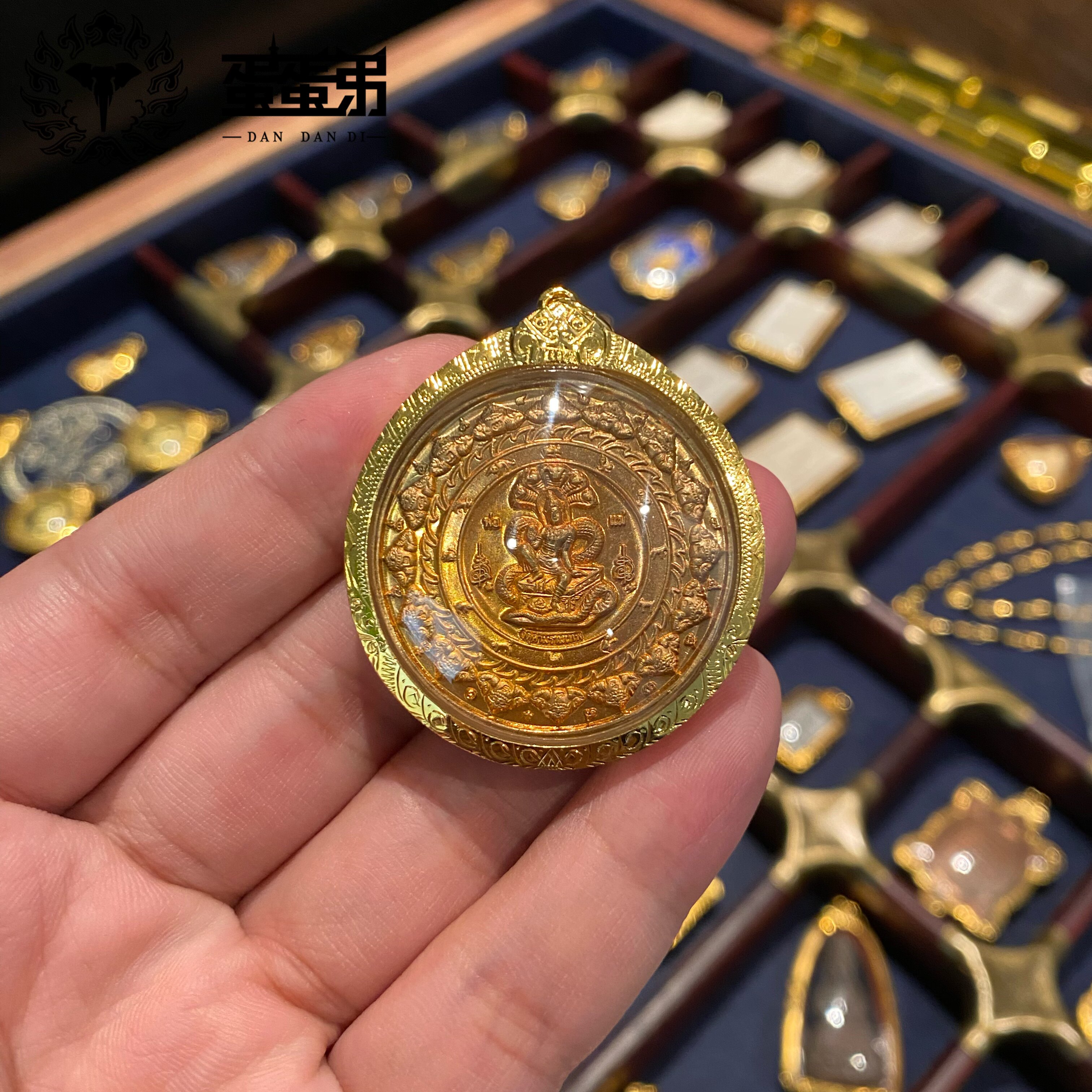 Egg-egg buddies Thai Buddhist Azzan early Zee gold 2550 gold shell with Samakempty card old card signed-Taobao