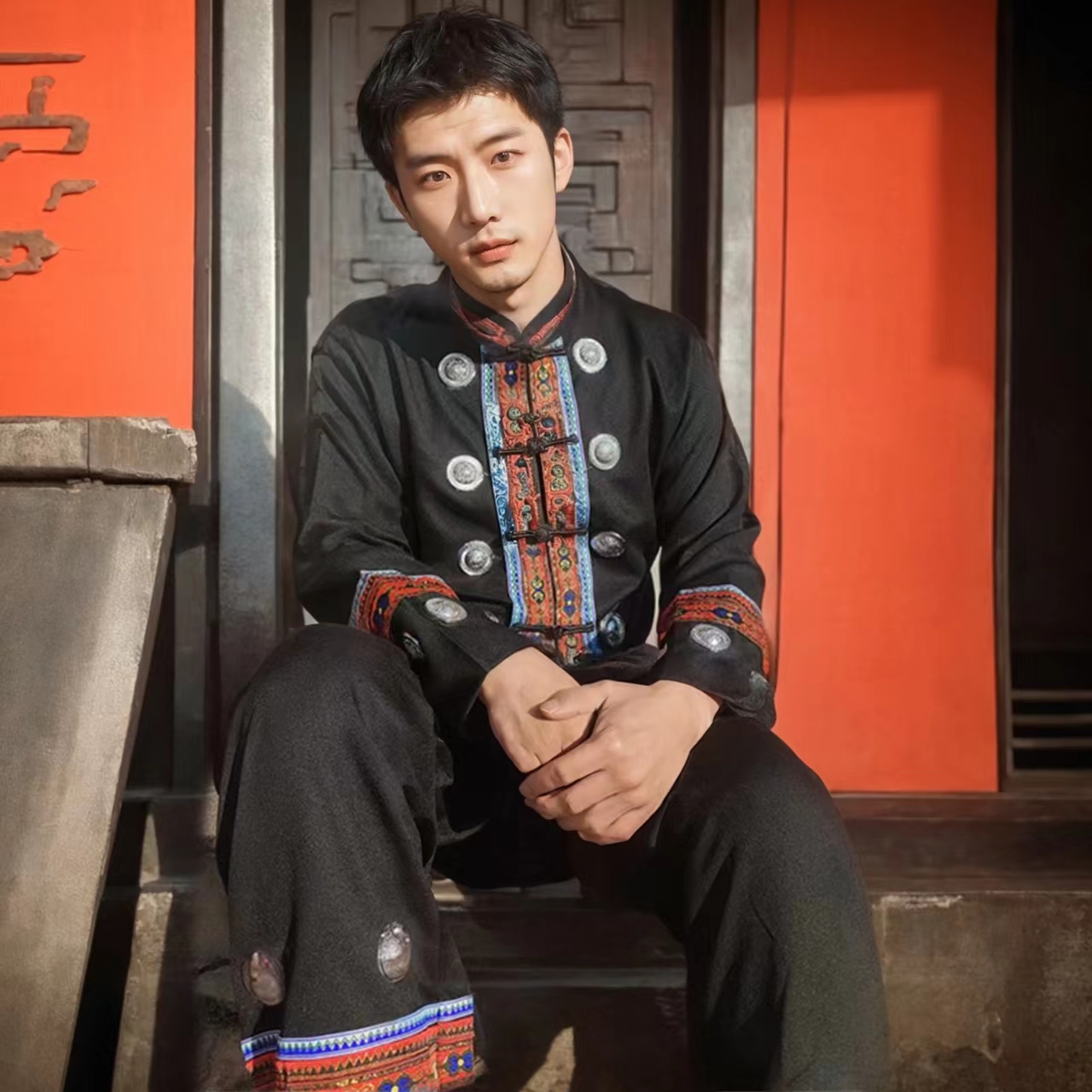 Костюмы этнических меньшинств, мужские костюмы, фотографии путешествий по Юньнани, Мяо, Дон, И, знаменитость, Марш, Три Чжуана, Туцзя