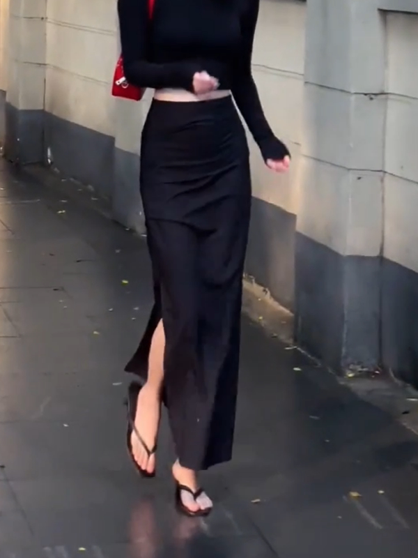 Hip-Hugging Elegant Skirt, New Autumn Style, Black Slim-Fitting, Slimming Side-Slit Half Skirt, Fashionable and Versatile Long Skirt