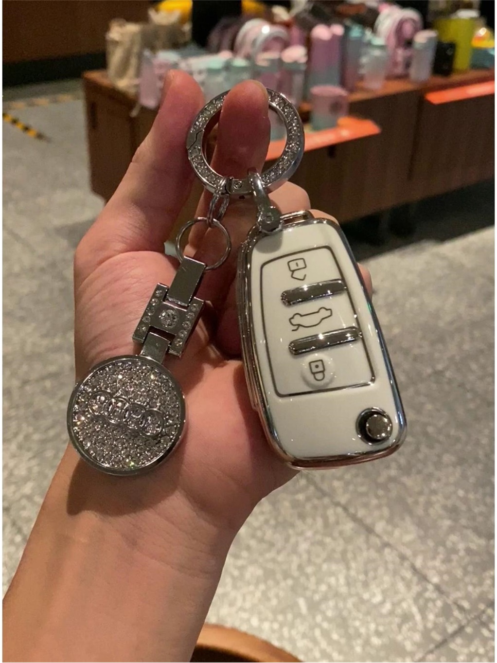 Suitable for Audi key A3 A3 A4L A4L A6L A7 A7 folding Q2L Q2L Q3 Q3 Q7 Q7 full package shell woman