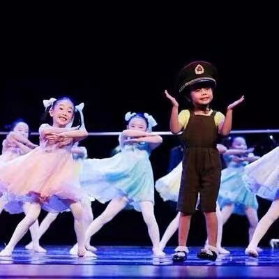 The 10th Xiaohe style wants to learn more from dad's performance clothes new June 1 children's performance clothes children's dance clothes