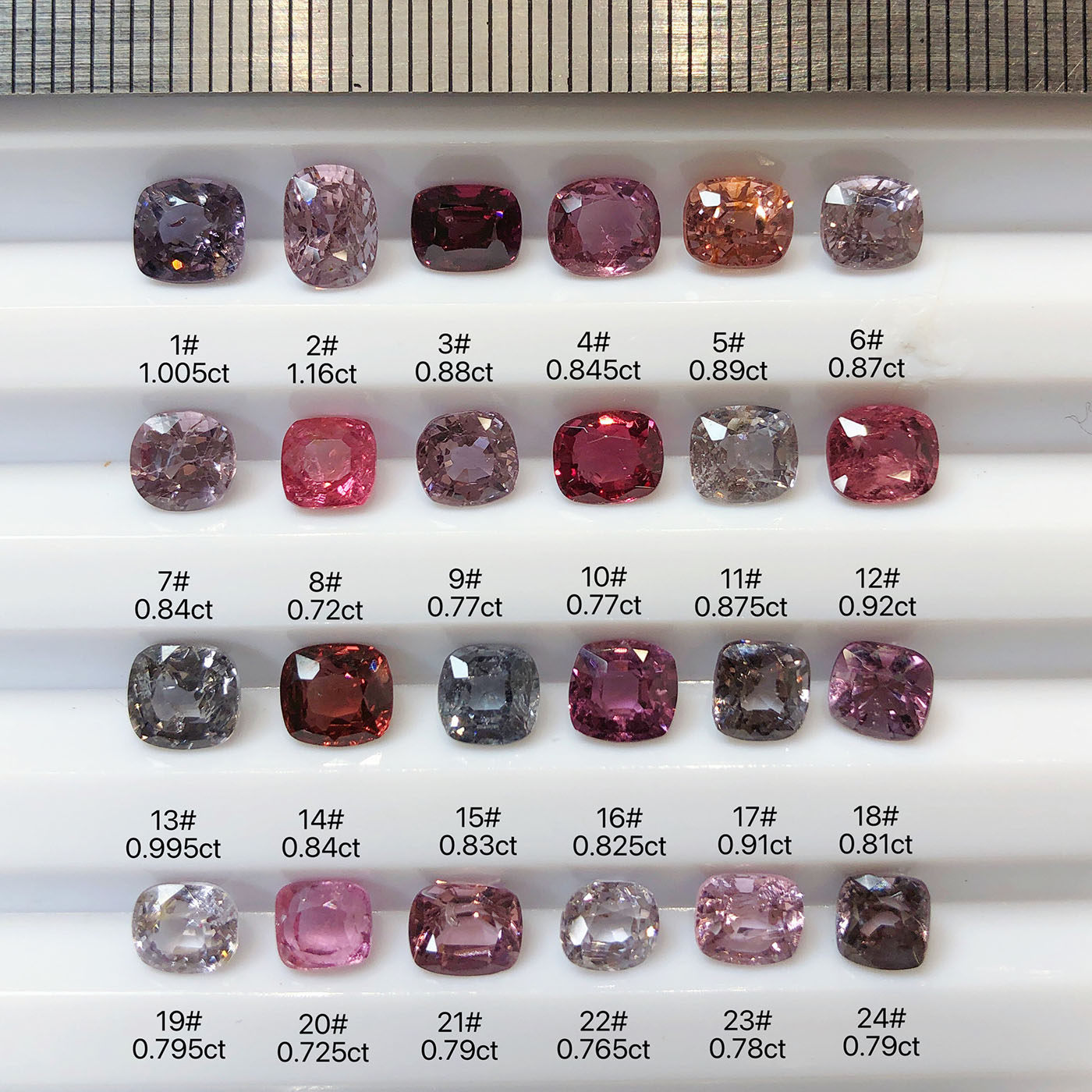 天然スピネルの宝石、ルースストーン、不規則な形状のスピネル、約0.7～1.2カラット。天然スピネル120個のコレクション。