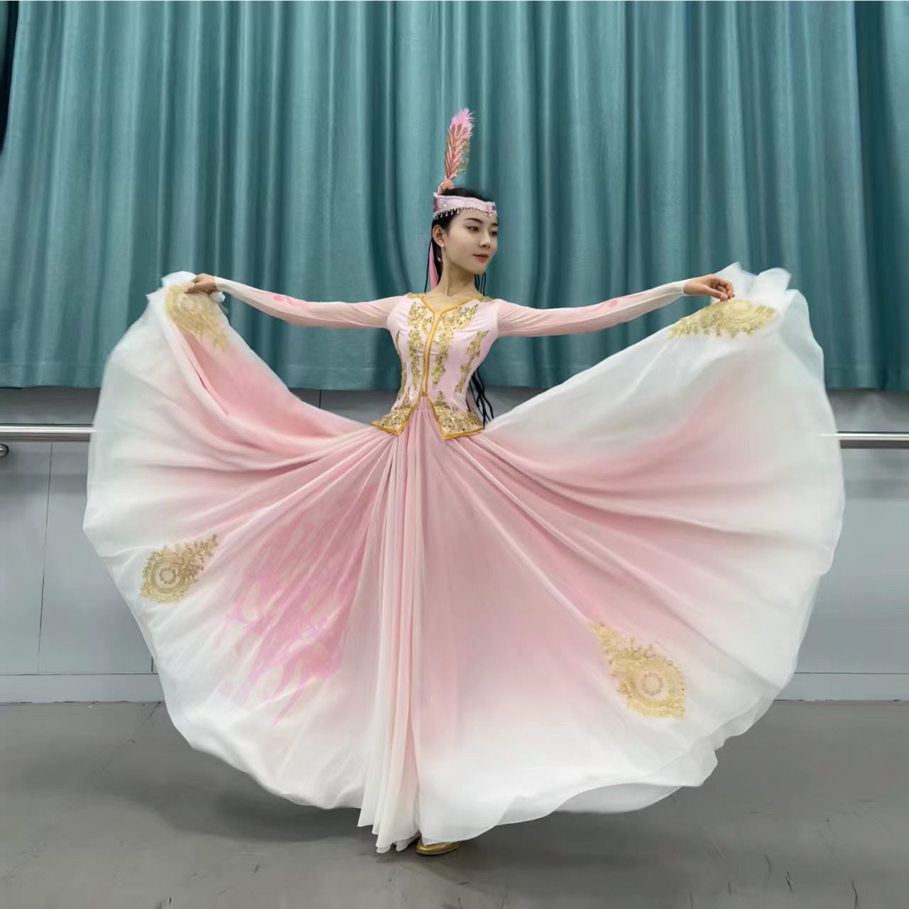 新疆ウイグル自治区の大きなスカートの演劇衣装、ウイグル族の芸術試験衣装、アイグリの花の民族舞踊公演衣装