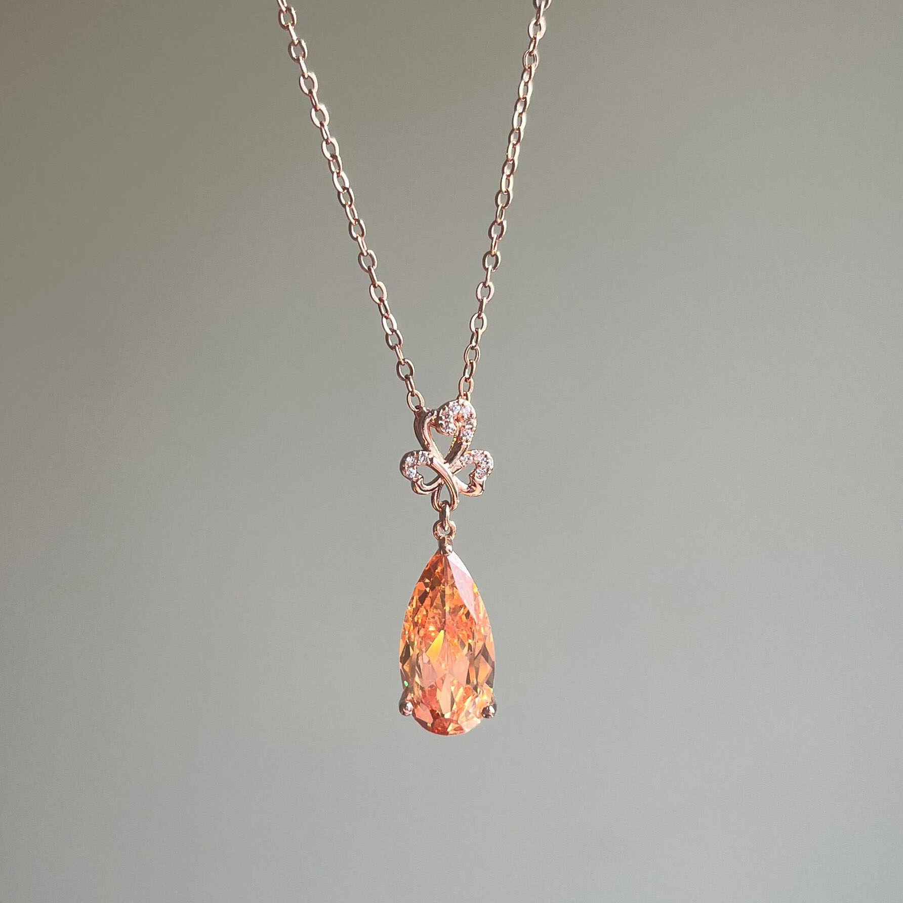 オレンジピンクのモルガナイトペンダントが付いたグラヤネックレス ― スタイリッシュでヴィンテージ風の洗練されたチョーカー。