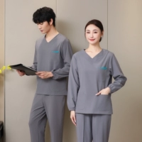 Темно-серая модель с длинным рукавом с длинным рукавом